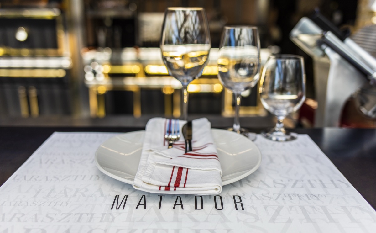 Megterített asztal a Matador étteremben.